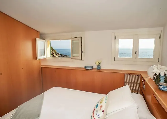 Il Ciasso Romantic Seafront Escape ヴェルナッツァ